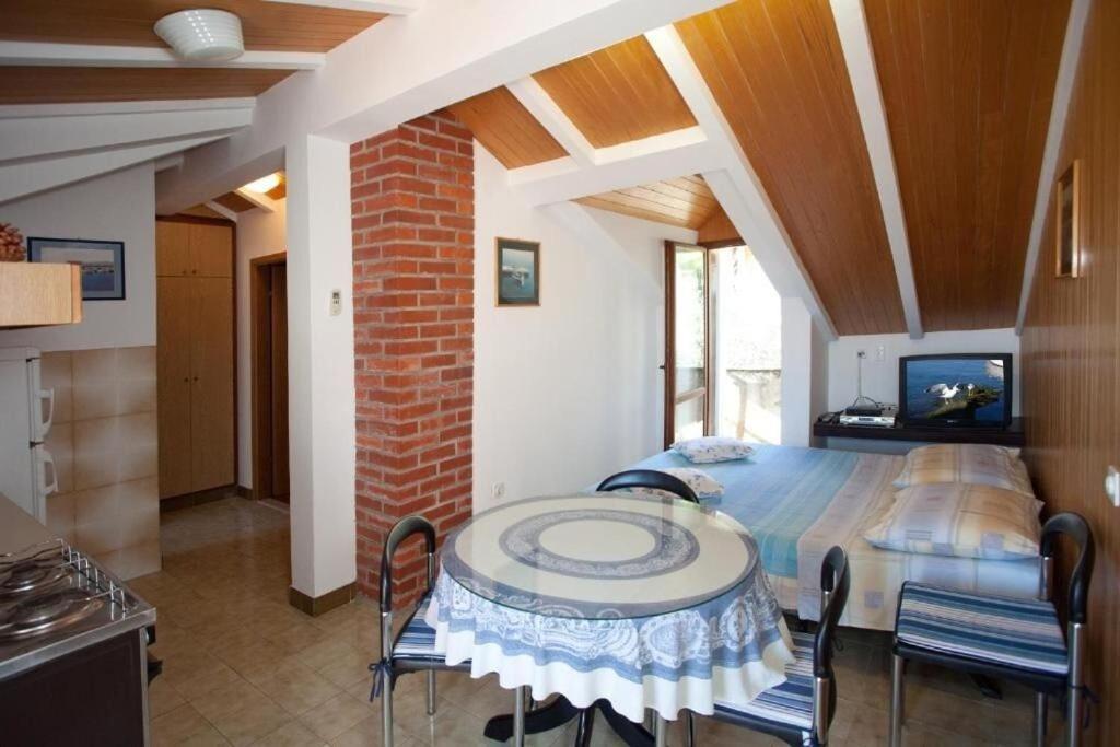 Apartments Damir - 80 M From Beach Постира Екстериор снимка