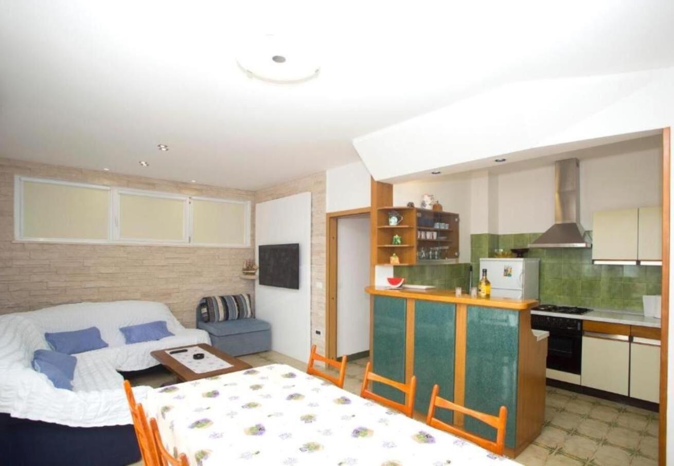 Apartments Damir - 80 M From Beach Постира Екстериор снимка