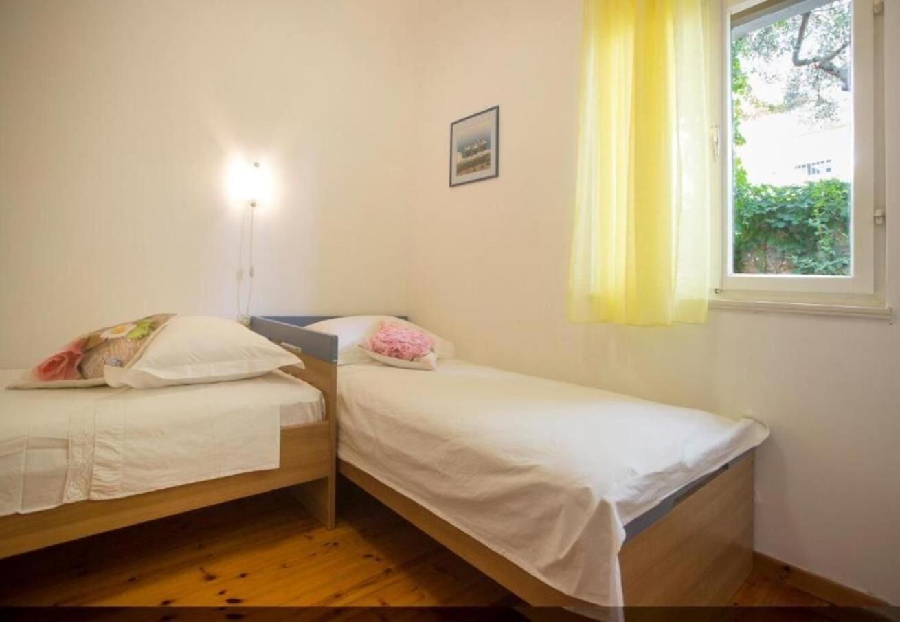 Apartments Damir - 80 M From Beach Постира Екстериор снимка