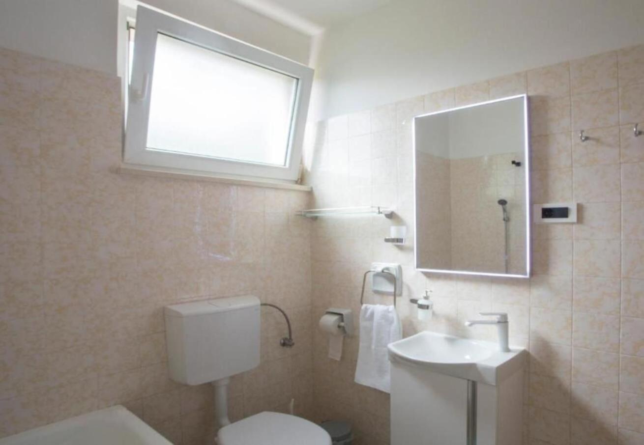 Apartments Damir - 80 M From Beach Постира Екстериор снимка