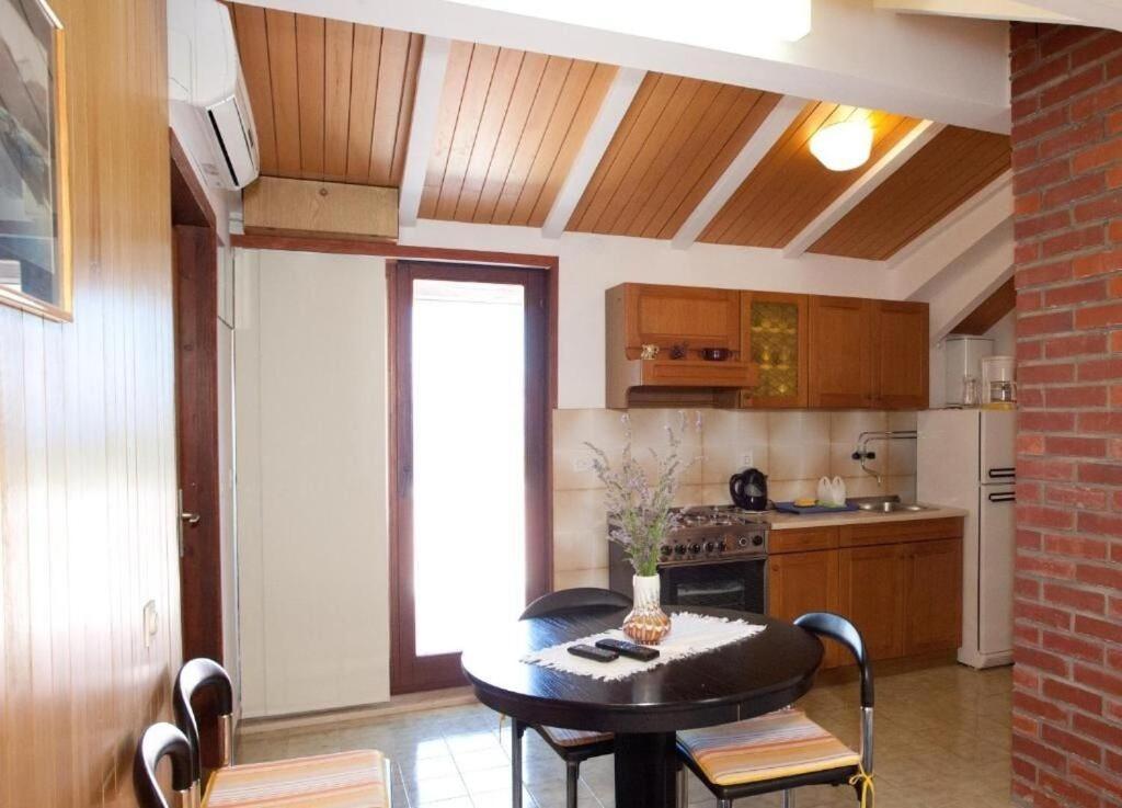 Apartments Damir - 80 M From Beach Постира Екстериор снимка