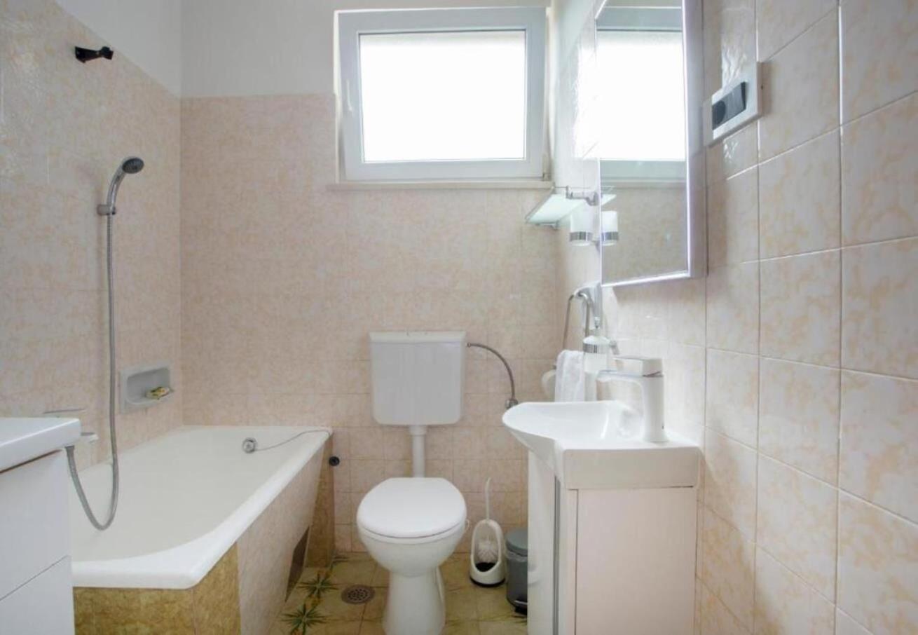 Apartments Damir - 80 M From Beach Постира Екстериор снимка