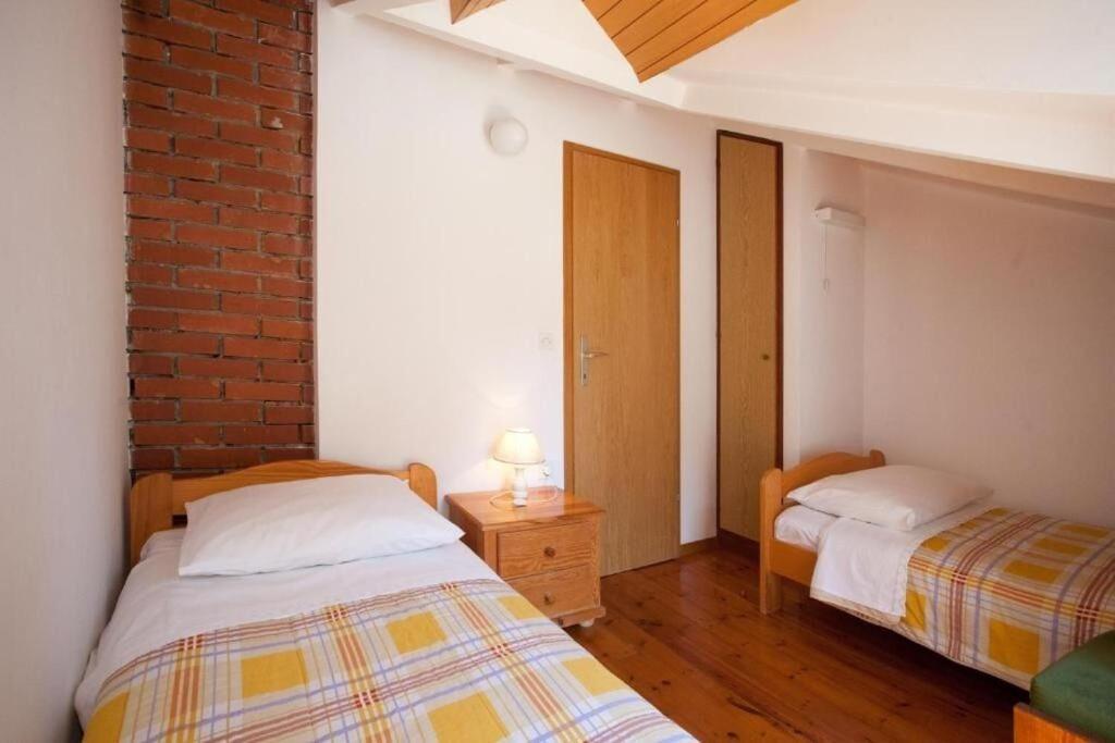 Apartments Damir - 80 M From Beach Постира Екстериор снимка