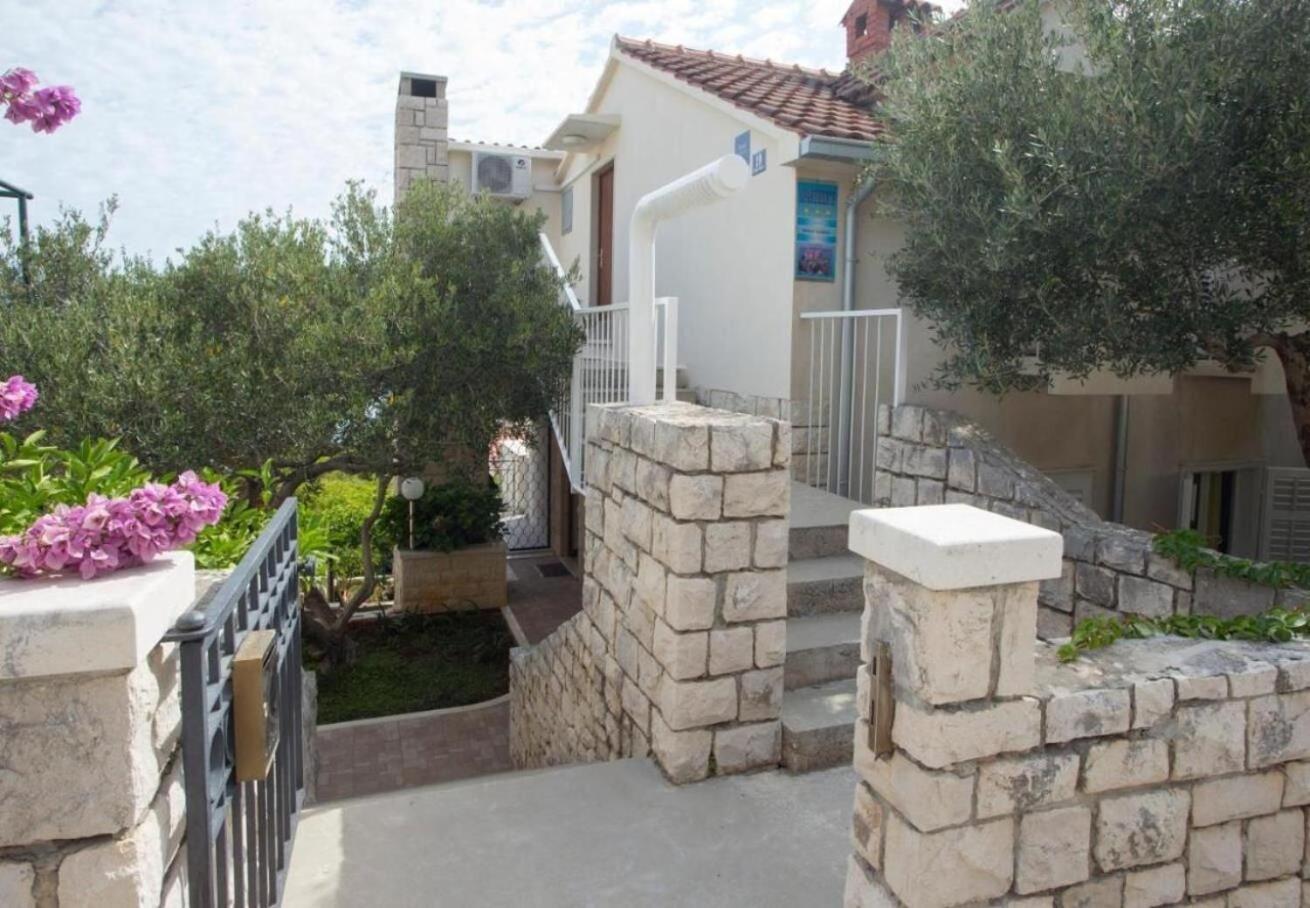 Apartments Damir - 80 M From Beach Постира Екстериор снимка