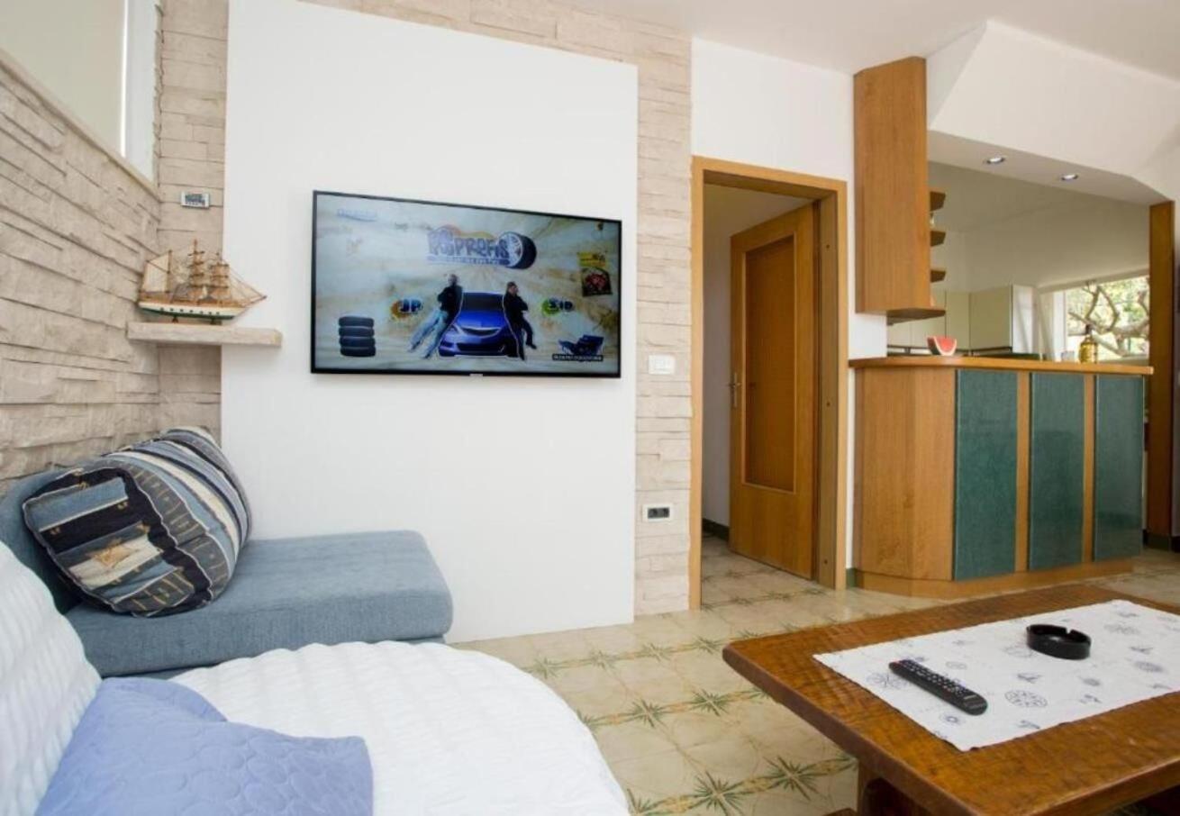 Apartments Damir - 80 M From Beach Постира Екстериор снимка