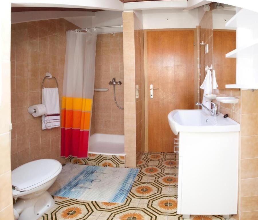 Apartments Damir - 80 M From Beach Постира Екстериор снимка
